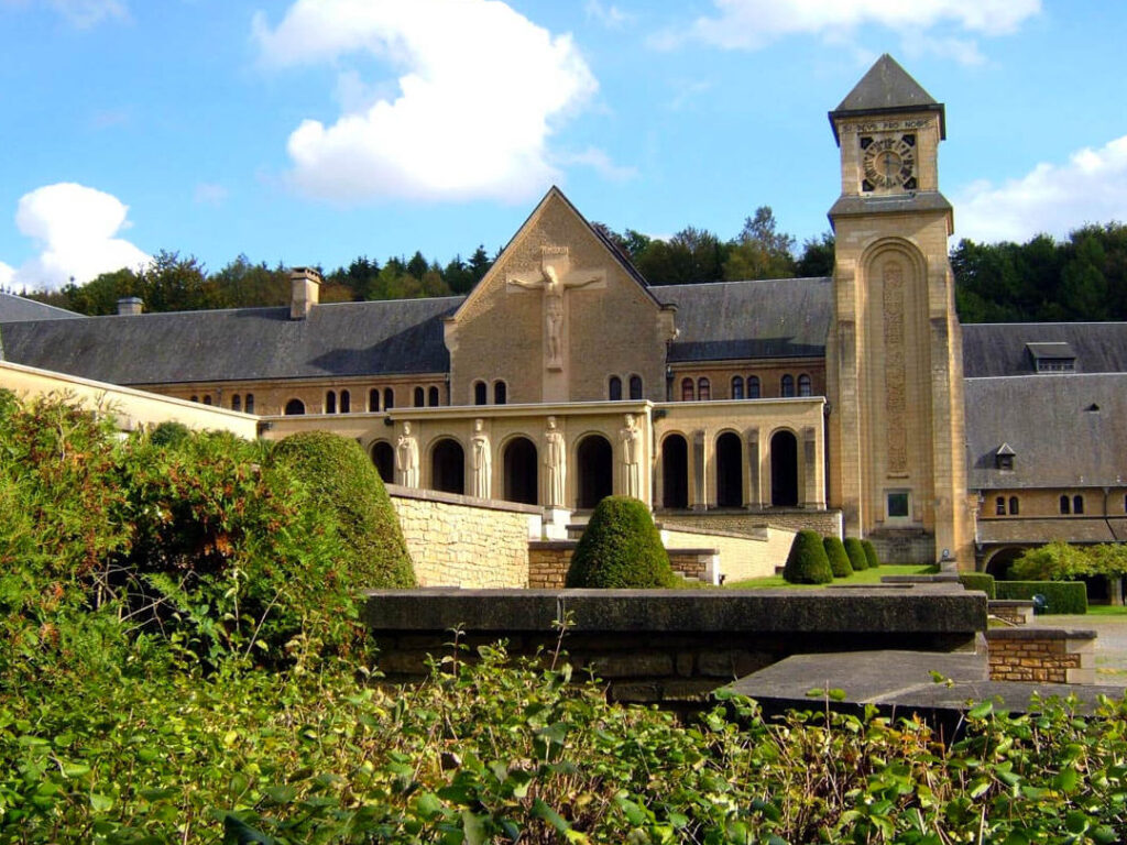 Comment la météo influence l’expérience de retraite spirituelle au Château l’Abbaye ?