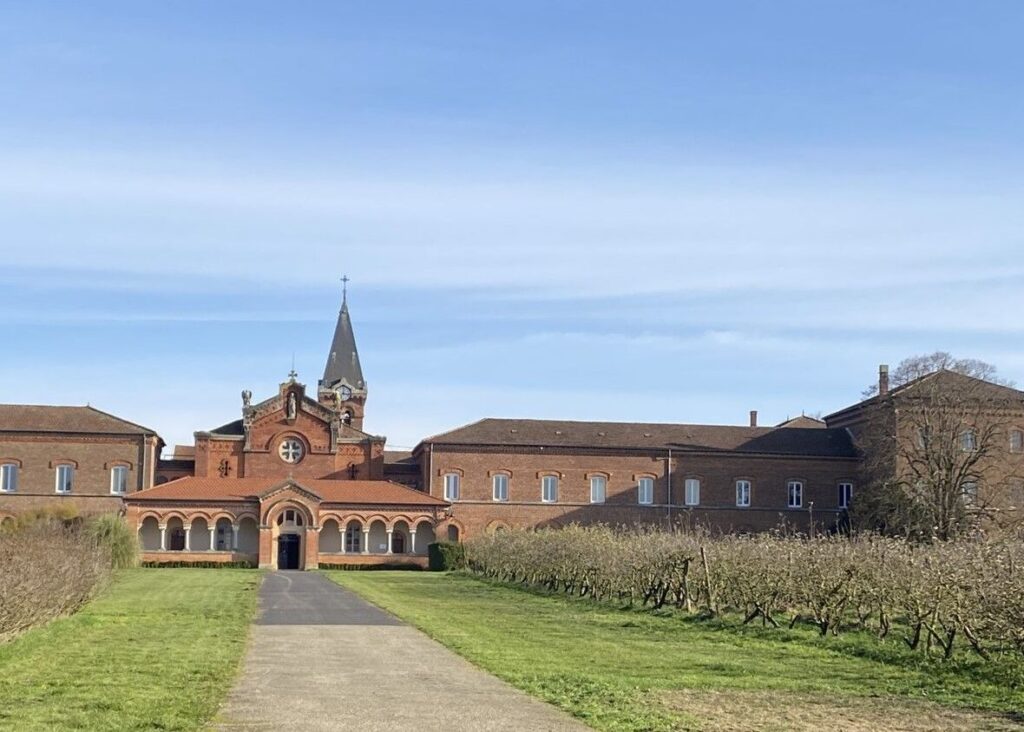 l’abbaye aux dames : un havre de spiritualité et d’histoire à découvrir