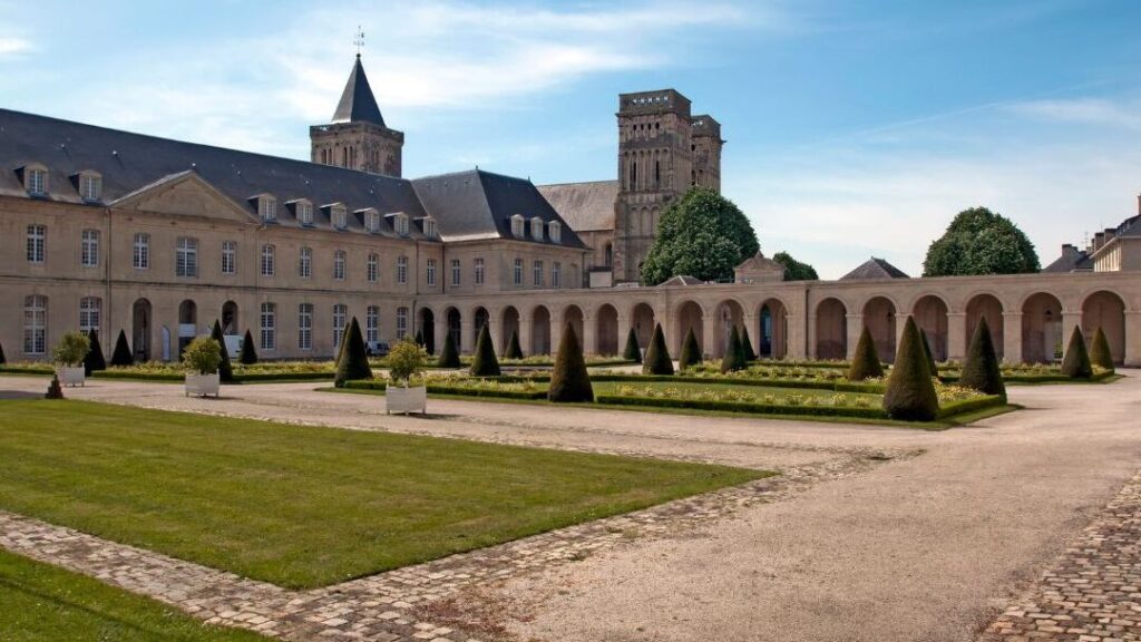 L’abbaye aux hommes : un joyau de spiritualité et d’histoire en Normandie