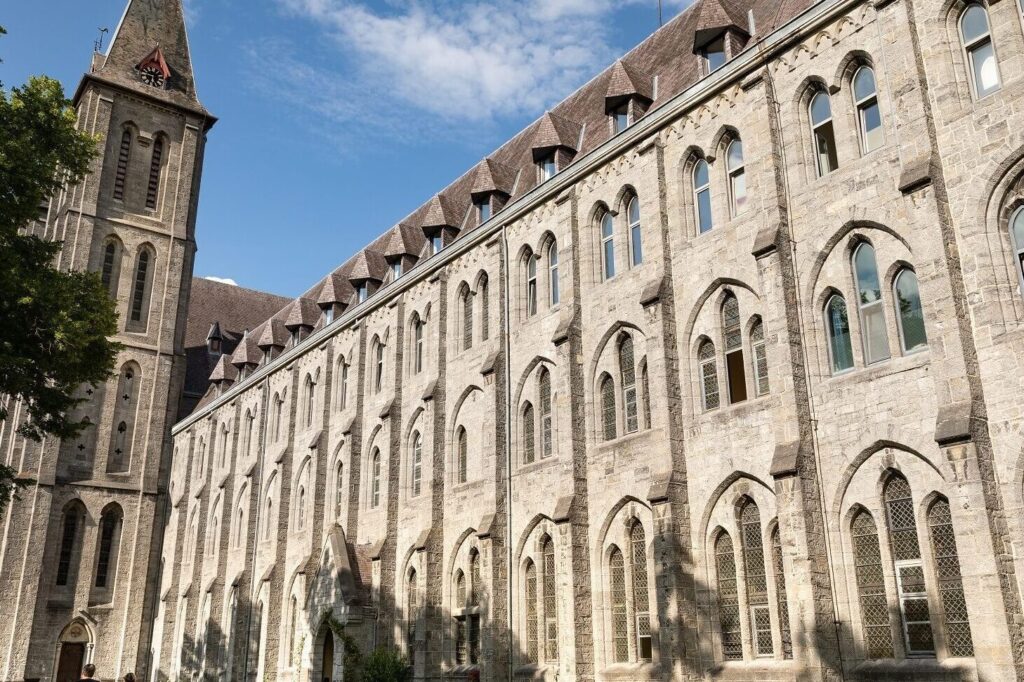 Mont des Cats : un voyage spirituel au cœur de la tradition monastique en France