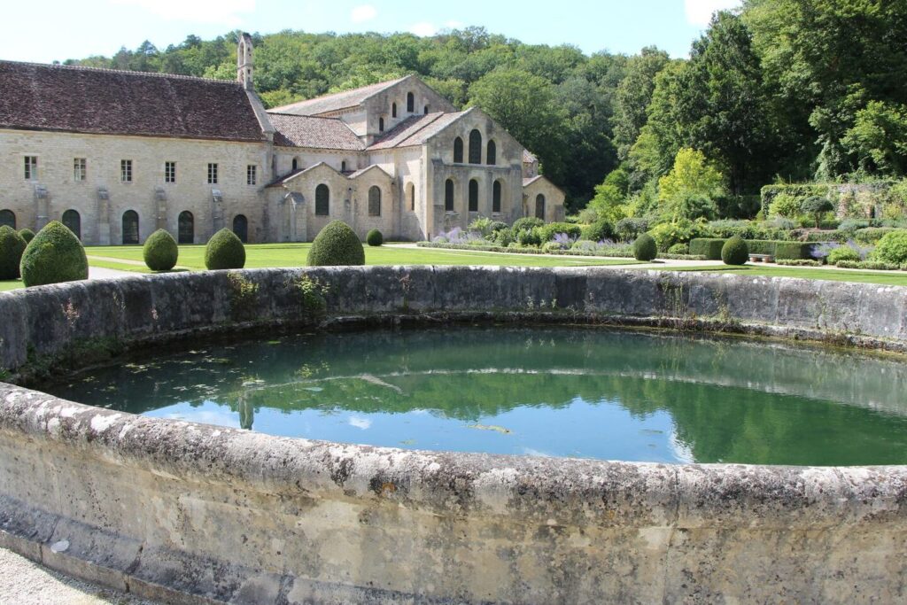Visiter l’abbaye de Fontenay: une plongée dans le silence monastique
