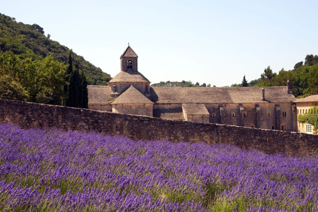 Visiter l’abbaye du Barroux : un voyage spirituel en Provence