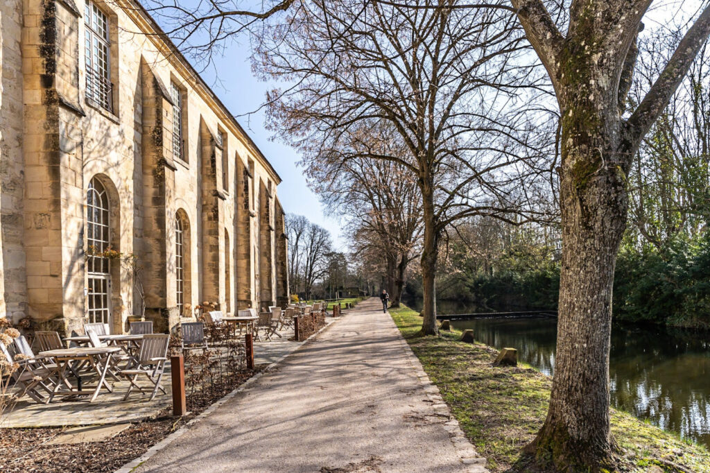 les secrets cachés du 8 rue de l&rsquo;abbaye: une adresse historique à découvrir