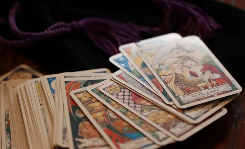 Pourquoi choisir un tarot professionnel fiable pour vos consultations ?