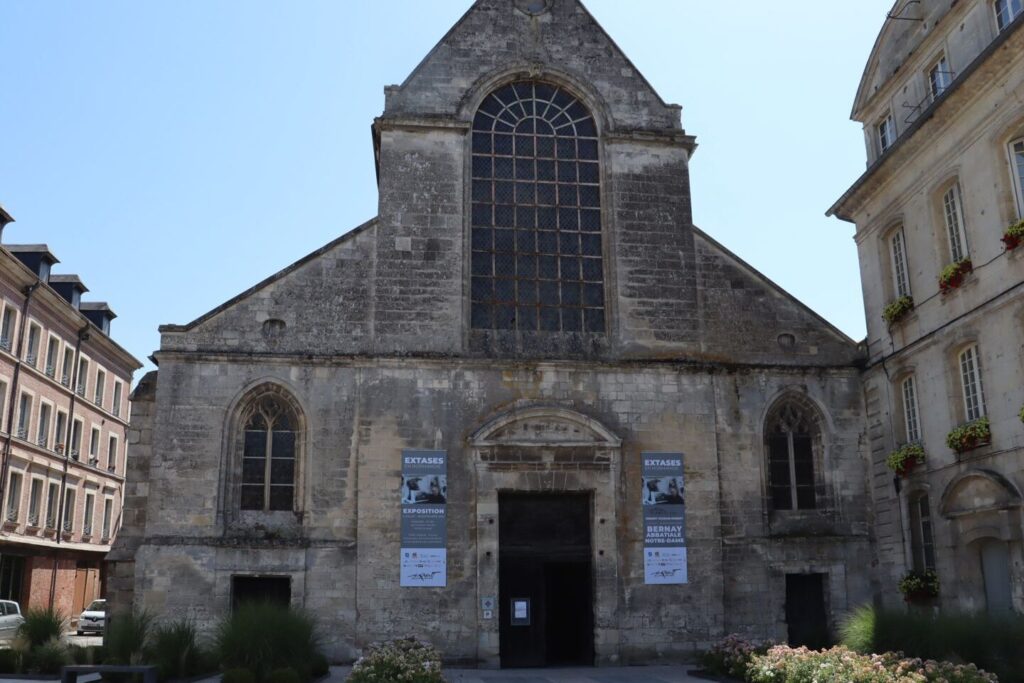 Scandale à l’abbaye de Bec-Hellouin : entre foi et controverses