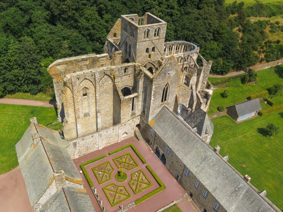 visiter l’abbaye d’Hambye : une plongée dans l’histoire et la spiritualité normande