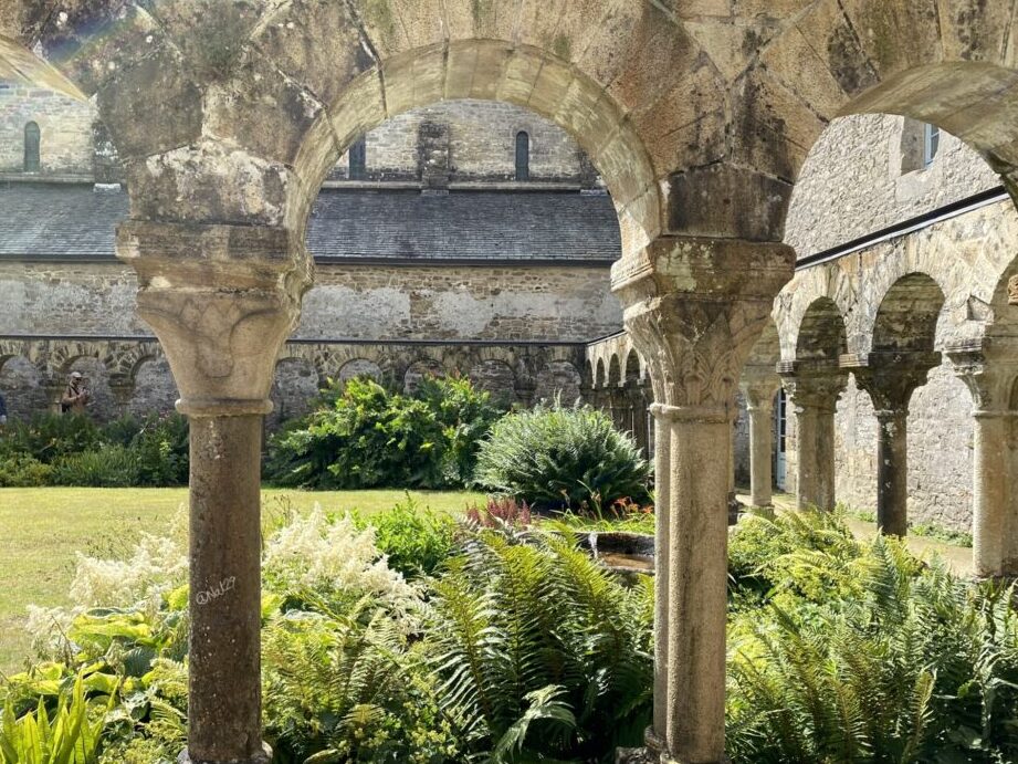 abbaye de daoulas exposition 2022 : un voyage entre art et spiritualité