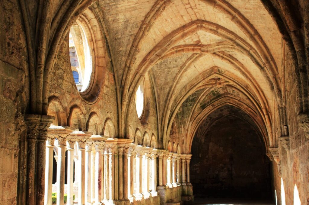 L’abbaye de Fontfroide: un voyage spirituel au cœur de l’histoire monastique