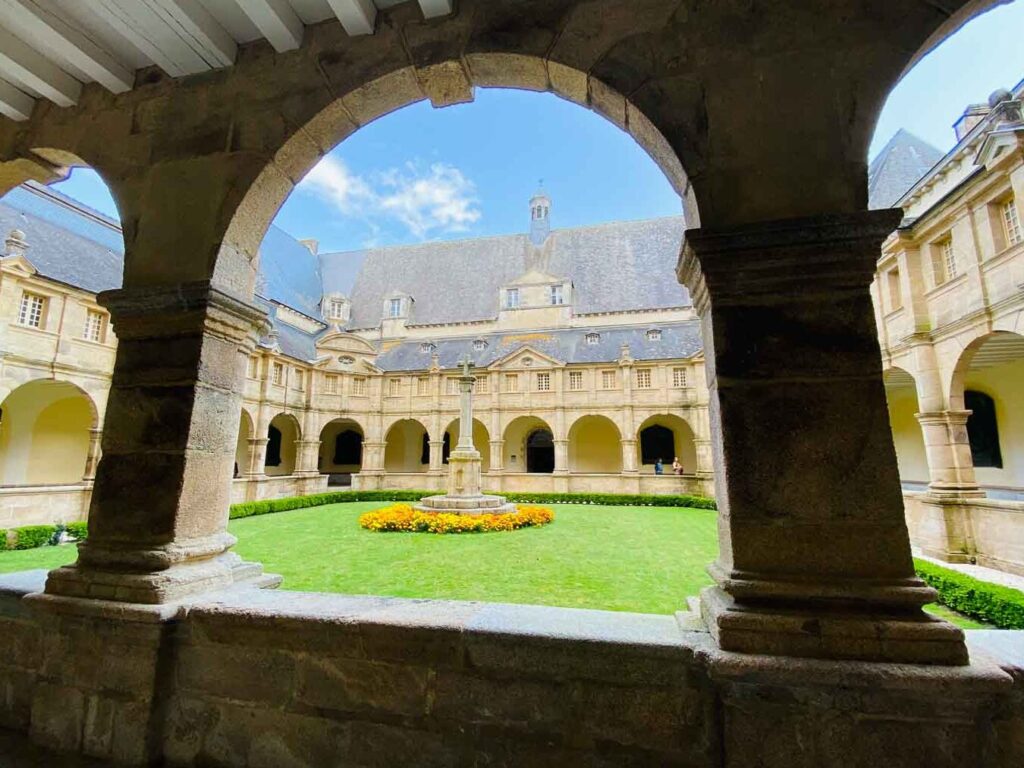 Pourquoi le spectacle de l’abbaye de Bonrepos est-il un incontournable de votre quête spirituelle ?