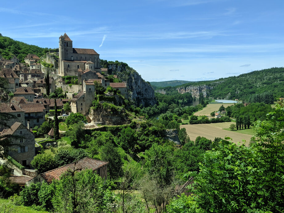 Visiter l’abbaye de Fontfroide : prix et conseils pour un voyage spirituel réussi