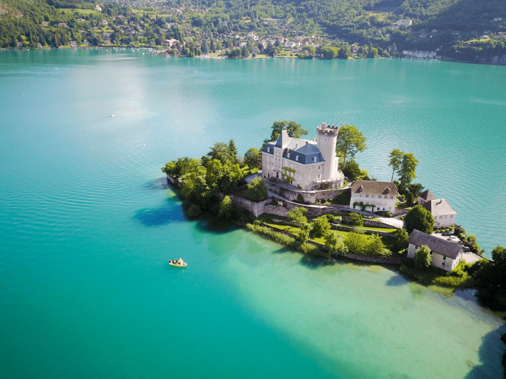 Découverte gastronomique à l’abbaye de Talloires : quand histoire et saveurs se rencontrent