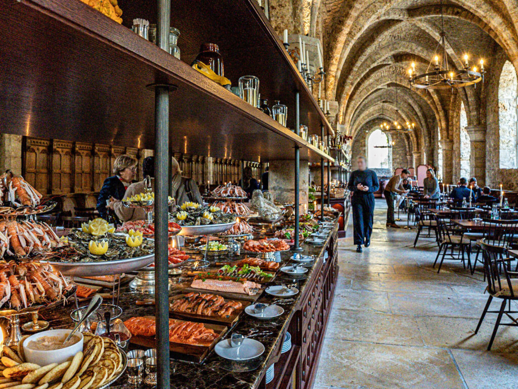 Découverte gourmande à l’abbaye des Vaux de Cernay : que propose le restaurant historique ?