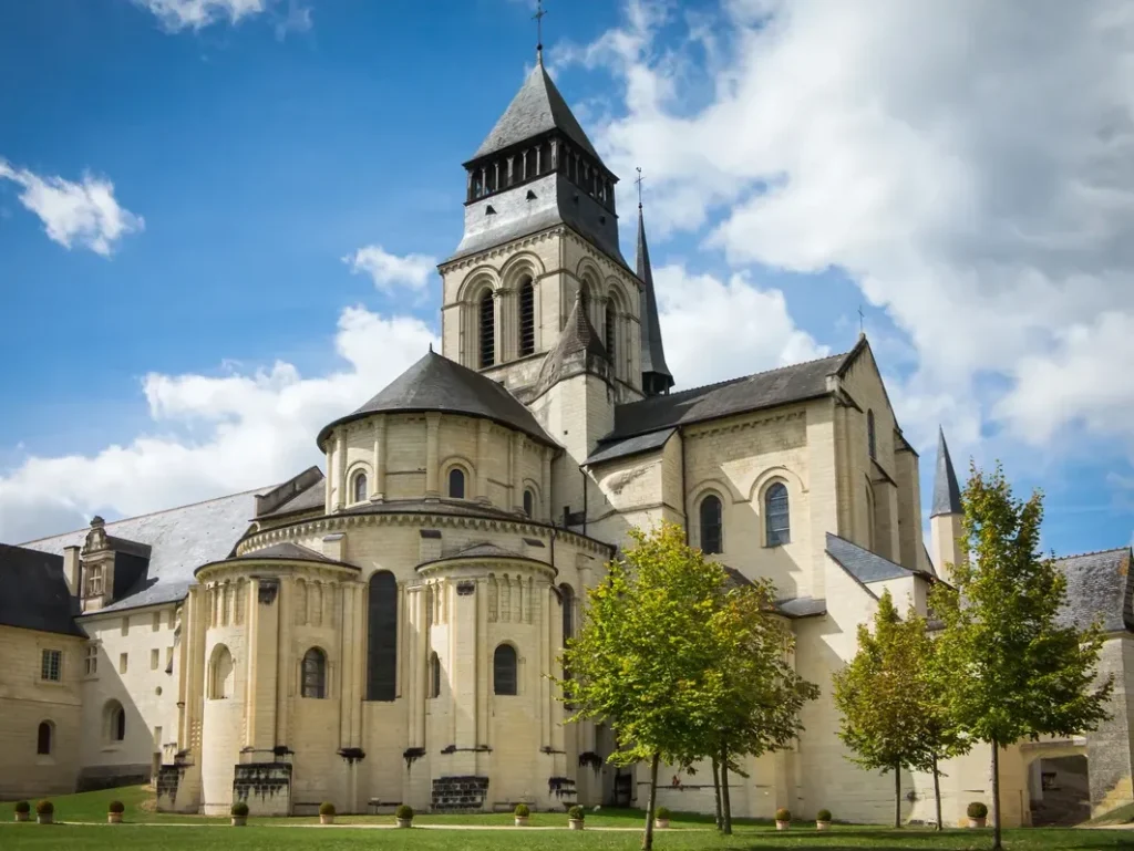 L&rsquo;abbaye de Fontevraud : un voyage spirituel au cœur de l&rsquo;histoire
