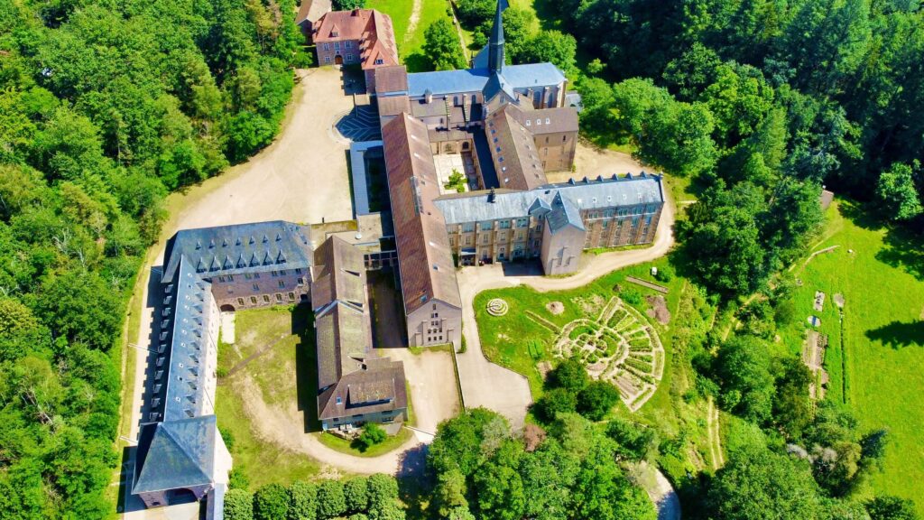 L’abbaye en Bourgogne: un voyage spirituel au cœur de l’histoire et de la foi