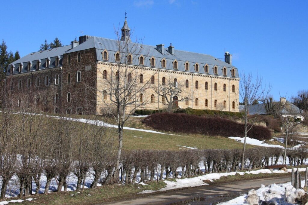 Découverte de l’abbaye de Kergonan: un havre de paix et spiritualité en Bretagne