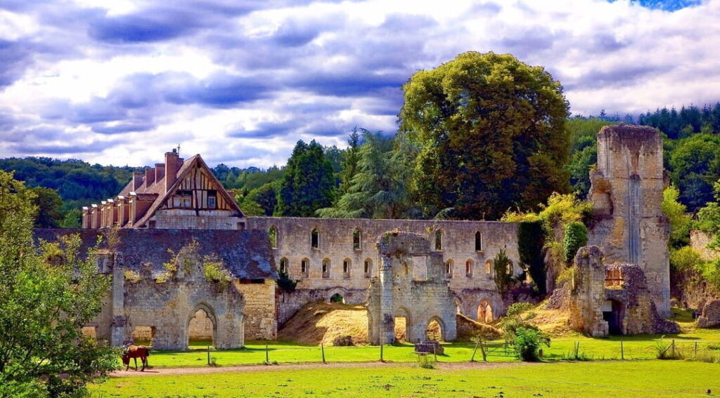 L’abbaye de Mortemer : havre de paix et de spiritualité en Normandie