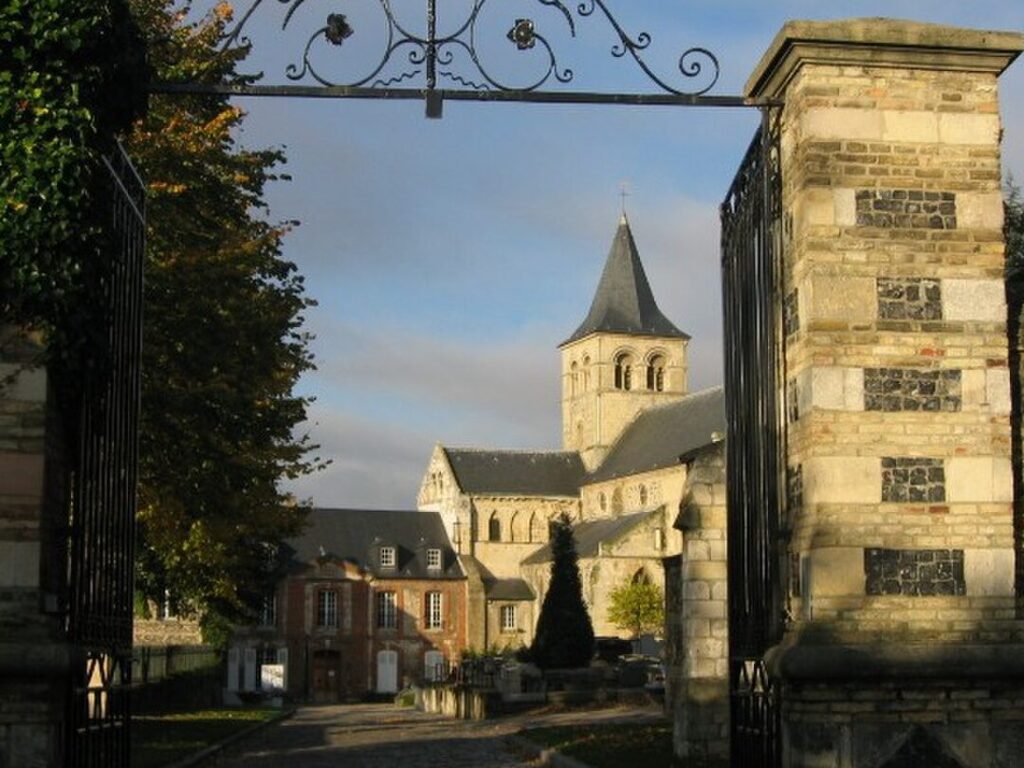 Qu’est-ce qu’une abbaye ? Définition et signification dans la spiritualité contemporaine