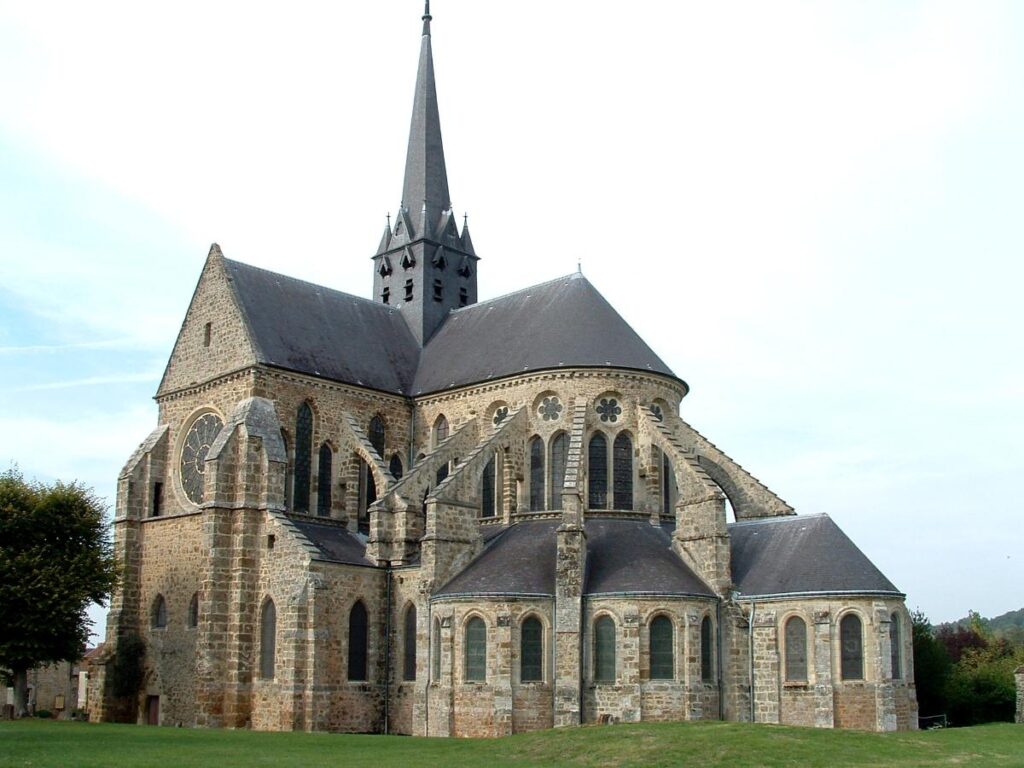 Vue du chevet et du transept de l'Abbatiale Saint-Pierre d'Orbais-l'Abbaye, un joyau architectural du XIIe siècle.