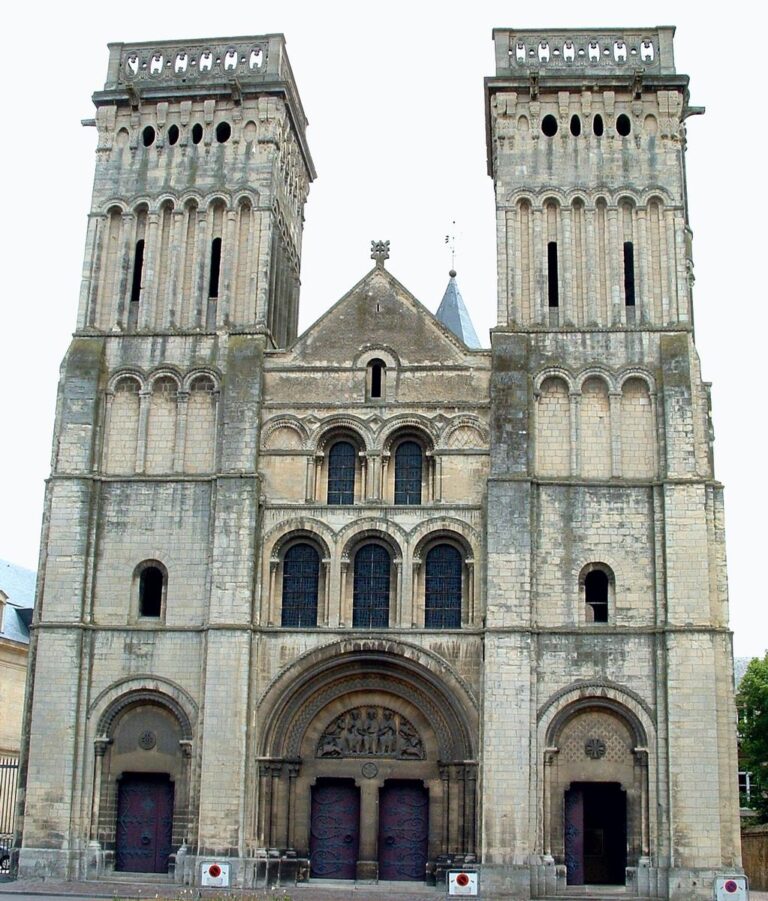 Façade occidentale de l'Abbaye aux Dames à Caen, un monument emblématique du XIe siècle