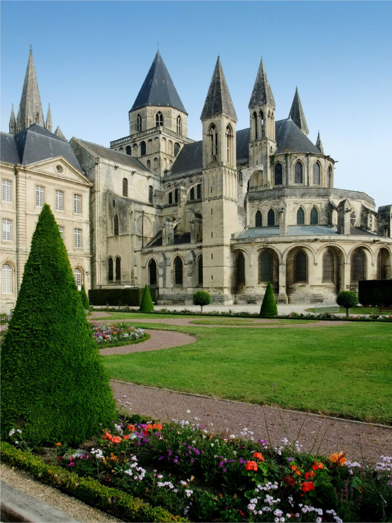 Vue majestueuse de l'Abbaye aux Hommes à Caen, un chef-d'œuvre architectural incontournable