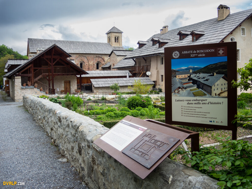 Vue majestueuse de l'Abbaye de Boscodon entourée de nature, un trésor architectural du XIIe siècle.
