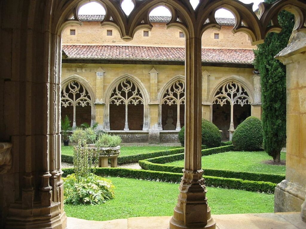 Vue pittoresque de l'abbaye de Cadouin en Périgord Noir, un joyau architectural au cœur de la Dordogne