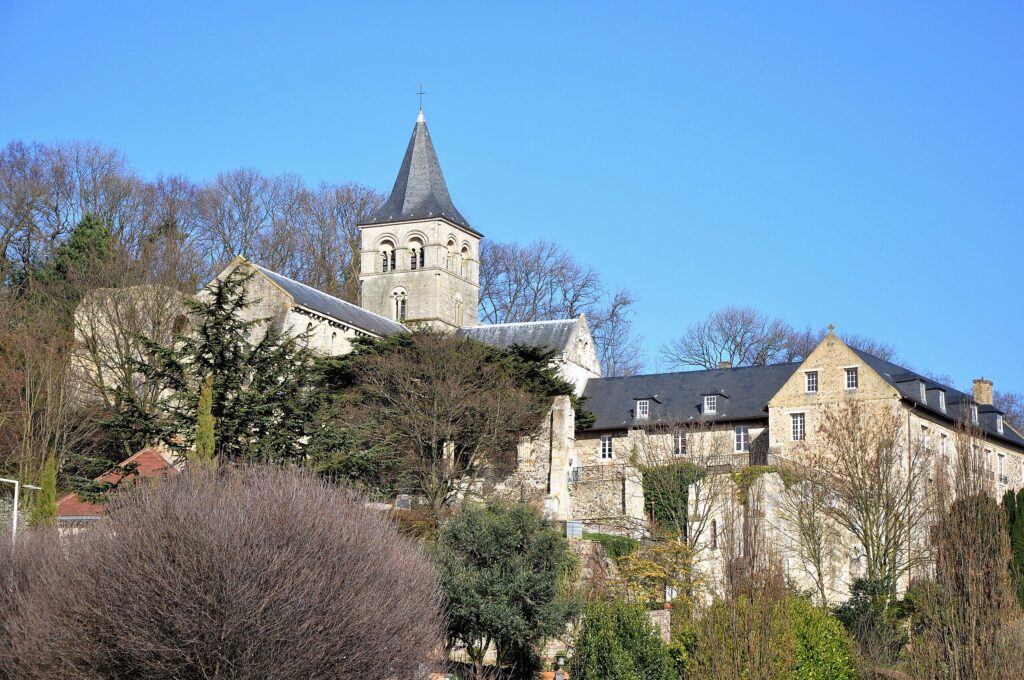 Vue ensoleillée de l'Abbaye de Graville au Havre, mettant en valeur son architecture historique
