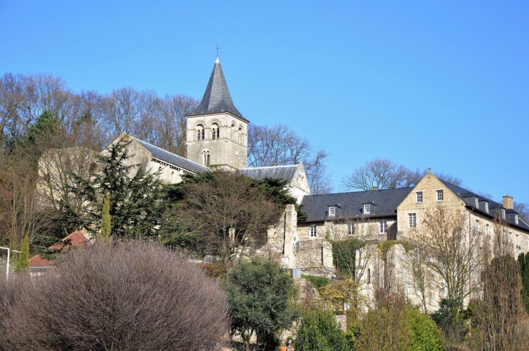 Vue ensoleillée de l'Abbaye de Graville au Havre, mettant en valeur son architecture historique