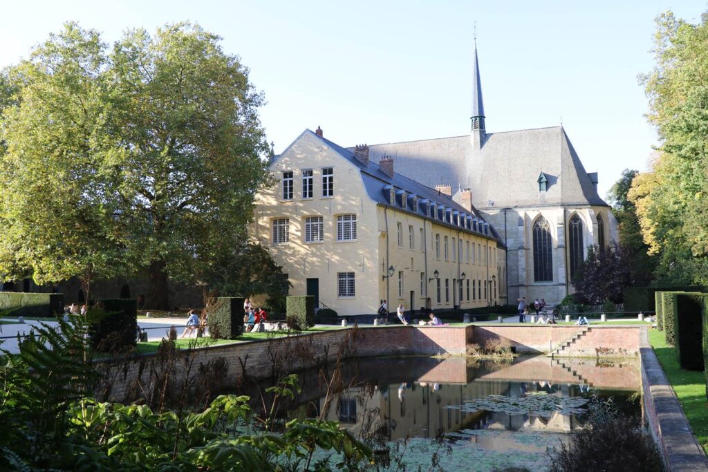 Vue panoramique de l'Abbaye de la Cambre et de ses jardins verdoyants à Bruxelles