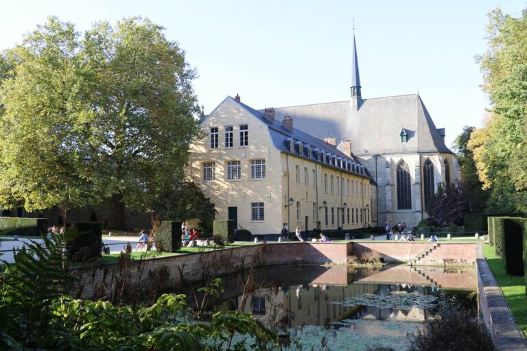 Vue panoramique de l'Abbaye de la Cambre et de ses jardins verdoyants à Bruxelles