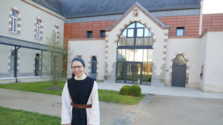 Les sœurs de l'Abbaye de la Coudre en pleine activité au sein du monastère