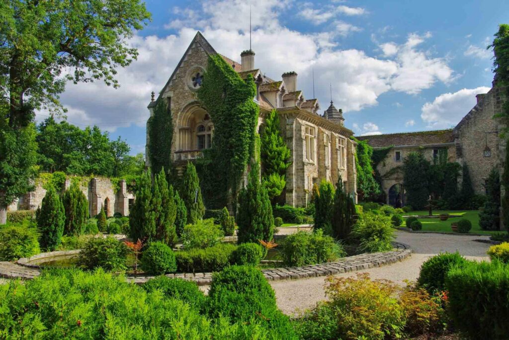 Vue majestueuse de l'Abbaye des Vaux de Cernay entourée d'un paysage verdoyant