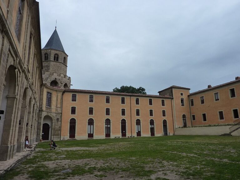 Vue extérieure de l'abbaye-école de Sorèze, un site historique incontournable