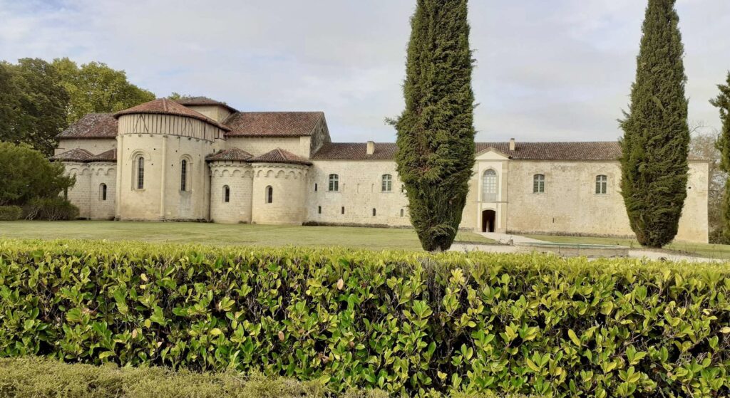 Vue panoramique de l'abbaye de Flaran mettant en valeur son architecture cistercienne