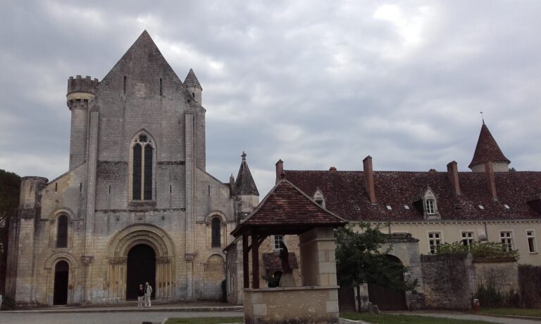 Vue panoramique de l'abbaye de Fontgombault, joyau de l'architecture romane niché en pleine nature.