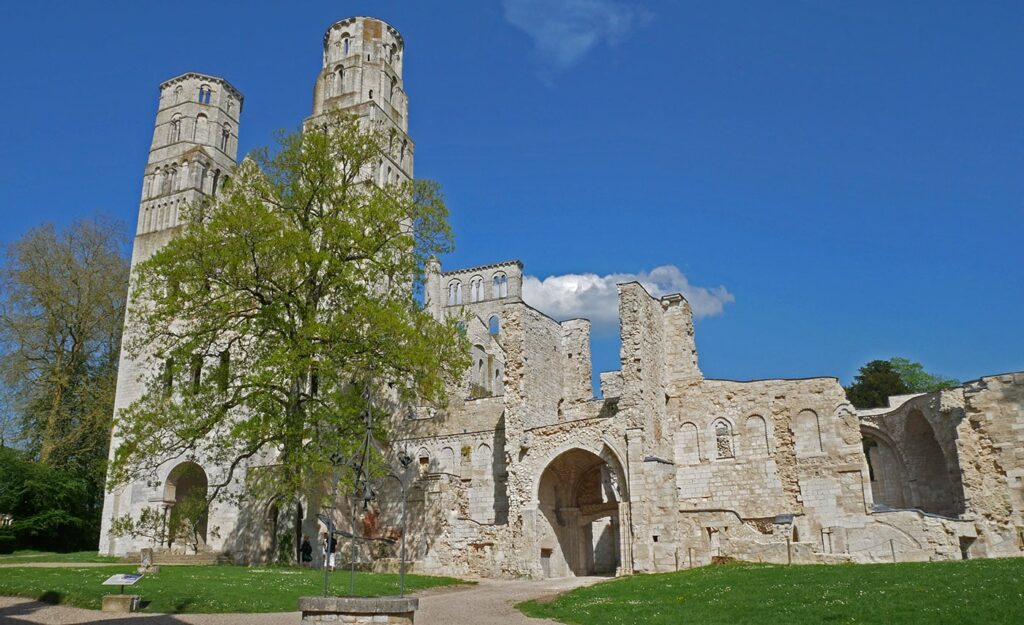 Vue majestueuse des ruines de l'abbaye de Jumièges, témoignage fascinant de l'histoire normande