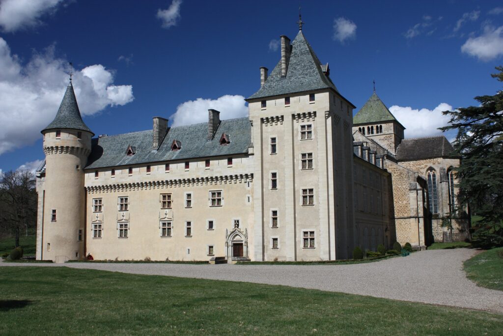 Vue panoramique de l'Abbaye de Loc-Dieu, un joyau architectural niché en Aveyron