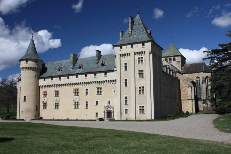 Vue panoramique de l'Abbaye de Loc-Dieu, un joyau architectural niché en Aveyron