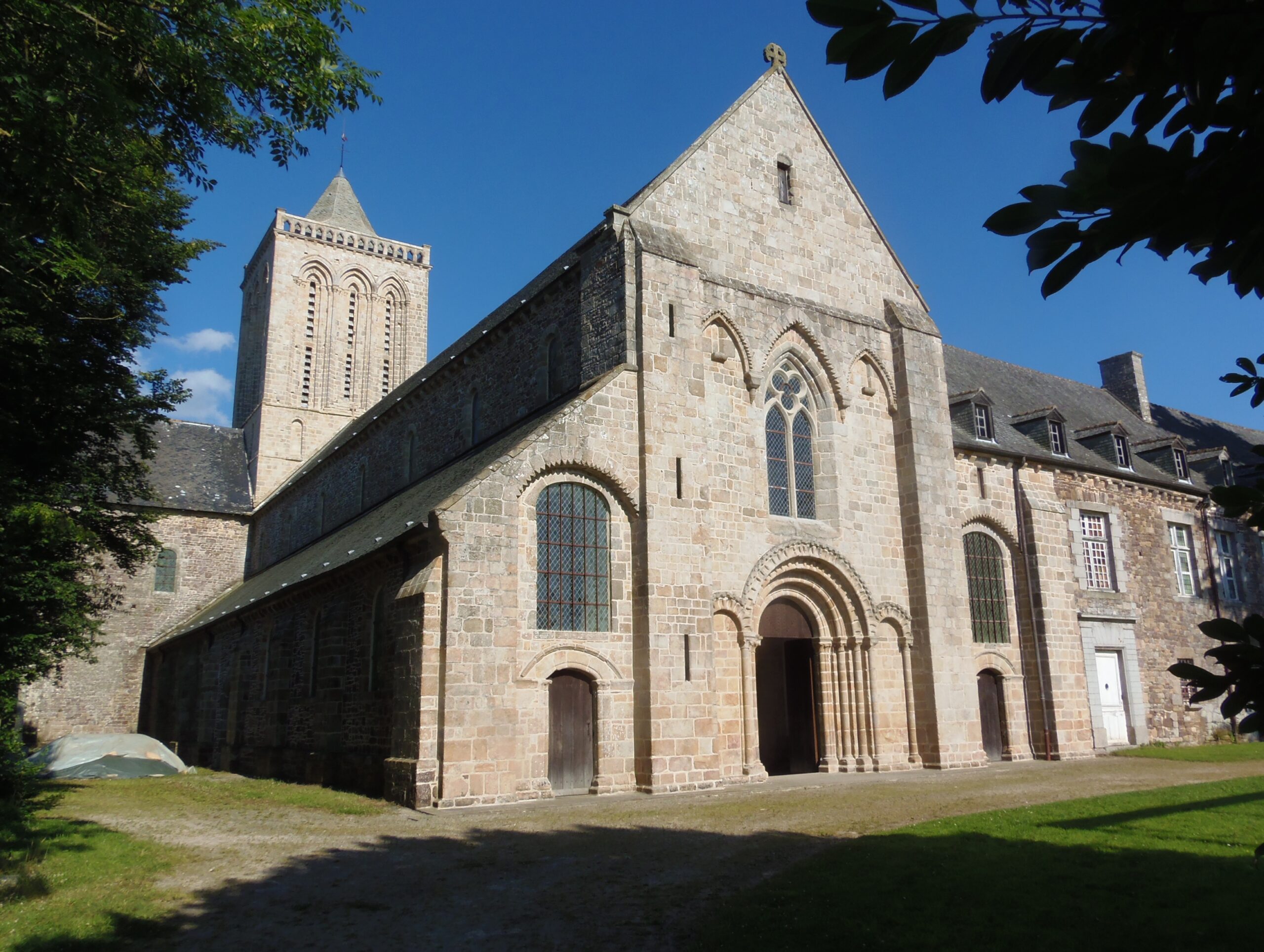 Abbaye de La Lucerne – Église Abbatiale