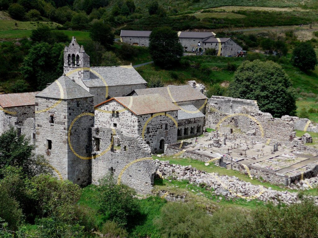 Vue panoramique des ruines majestueuses de l'abbaye de Mazan, témoignage d'un riche passé historique en Ardèche