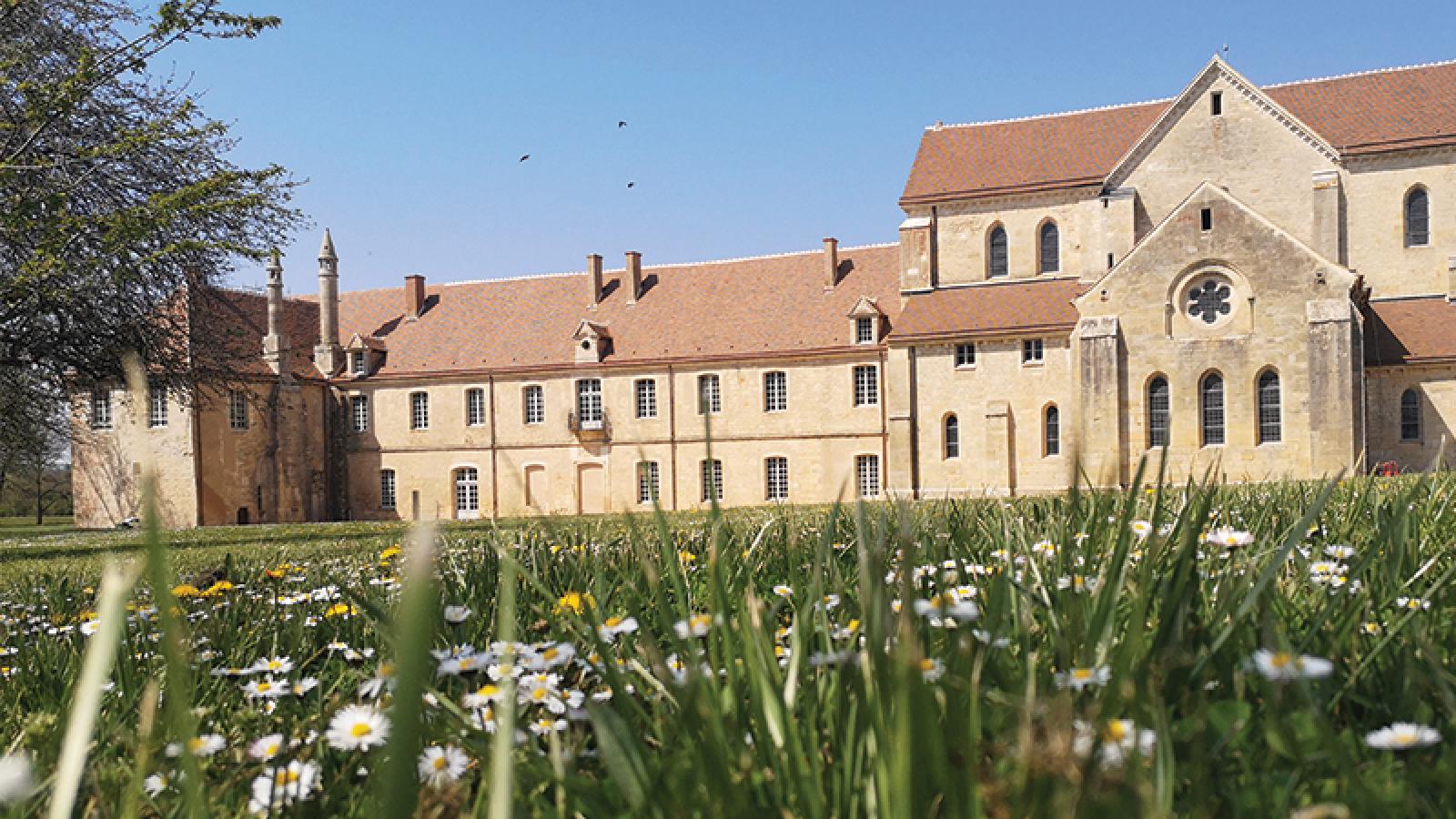 Abbaye de Noirlac façade printemps