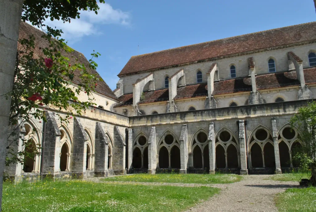 Vue panoramique sur l'abbaye de Noirlac entourée de verdure en Val de Loire