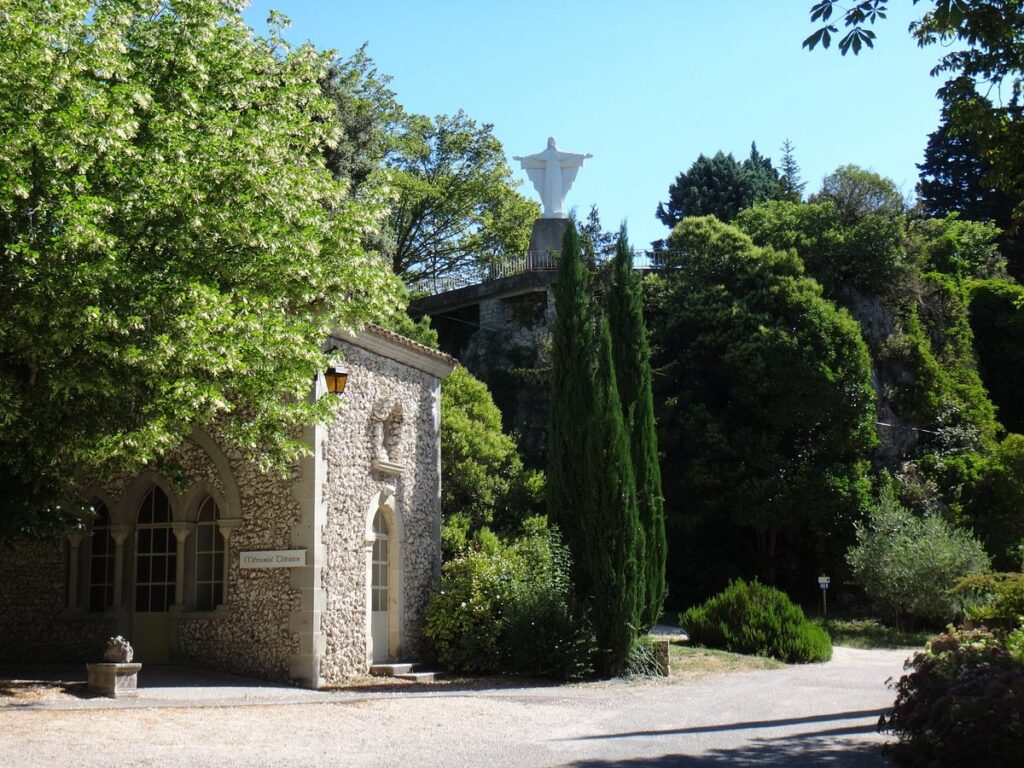 Vue panoramique de l'abbaye Notre-Dame d'Aiguebelle, entourée de verdure dans un cadre paisible.