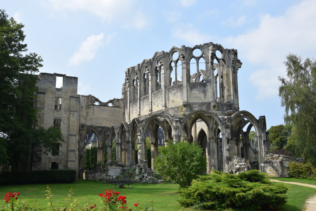 Vue panoramique de l'abbaye Notre-Dame d'Ourscamp, un trésor du patrimoine historique