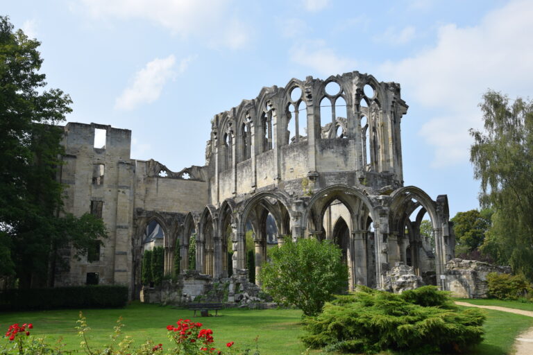 Vue panoramique de l'abbaye Notre-Dame d'Ourscamp, un trésor du patrimoine historique