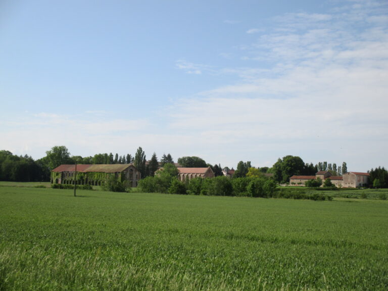 Vue panoramique de l'abbaye Notre-Dame de Cîteaux, berceau de l'ordre cistercien