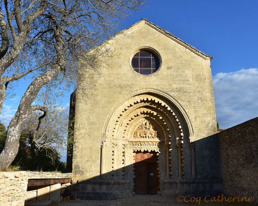 Vue panoramique de l'abbaye Notre-Dame de Ganagobie, perchée sur son plateau en Haute-Provence