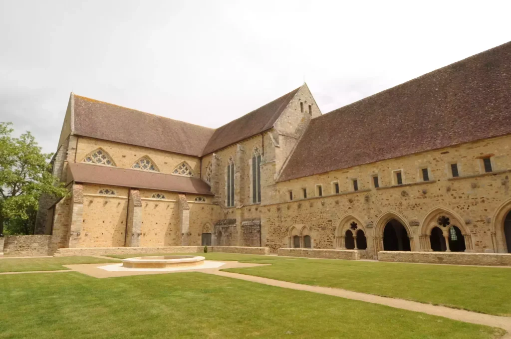 Vue majestueuse de l'Abbaye Royale de l'Épau en Sarthe mettant en valeur son architecture historique