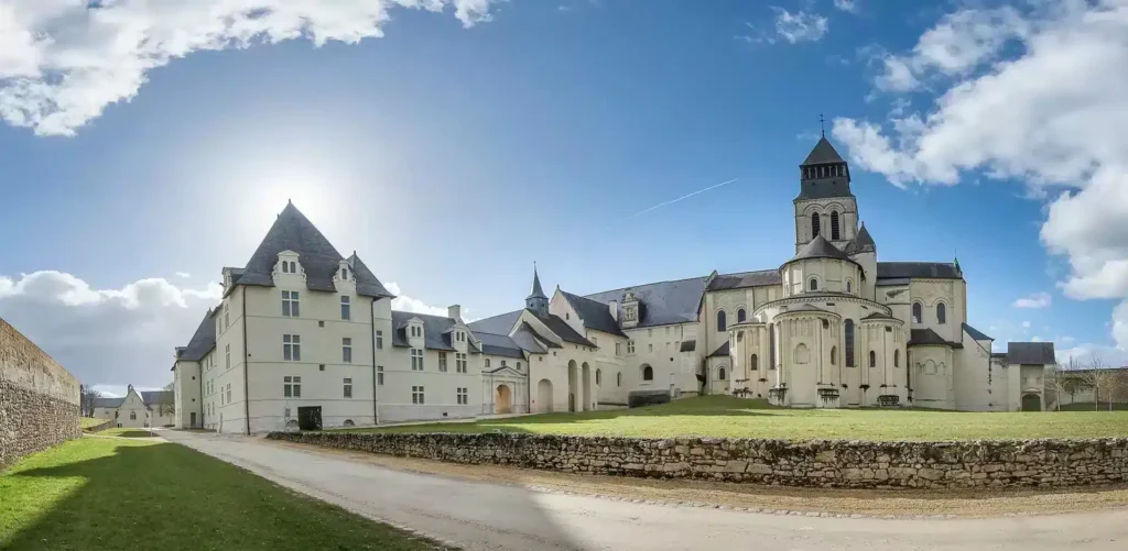 Vue panoramique de l'Abbaye royale de Fontevraud, un site emblématique alliant histoire et architecture