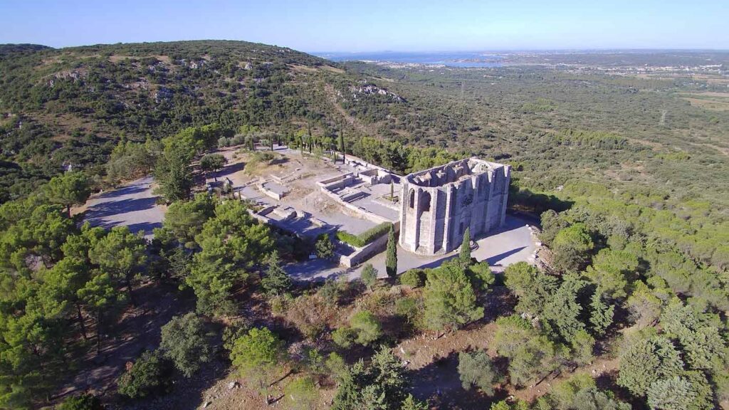 Vue panoramique de l'Abbaye Saint-Félix-de-Montceau au cœur de la nature, révélant son architecture historique.